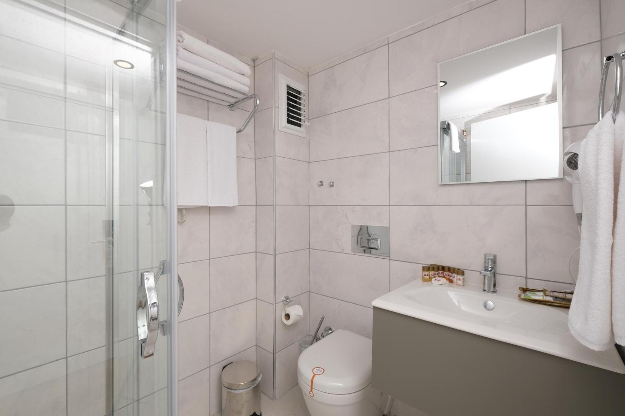 Otel Tema 242 2*